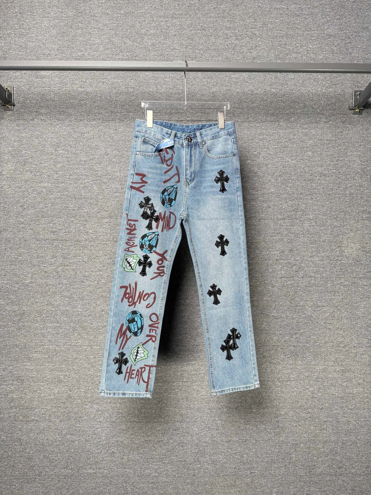 P250 💰 (Top version) Chrome hearts print stitching black leather classic washed jeans, truly restores the ultimate vintage texture, three-dimensional version, loose and comfortable, not picky about the figure, taller and slimmer, factory precision, original factory quality control, same style for men and women, can be matched with couples, versatile recommendation, must-have jeans for all seasons, fashionistas have been disappointed. From the quality selection of fabrics, the tailoring of details, and the matching of patterns, they are all impeccable! The upper body is so handsome when worn...it can be easily worn by men, women and children! The craftsmanship is made of heavy-duty washed pure cotton denim fabric. After washing, it is soft and thick and looks very stylish when worn. Color: blue Size: 28-30-32-34-36 (corresponding to S-M-L-XL-XXL)